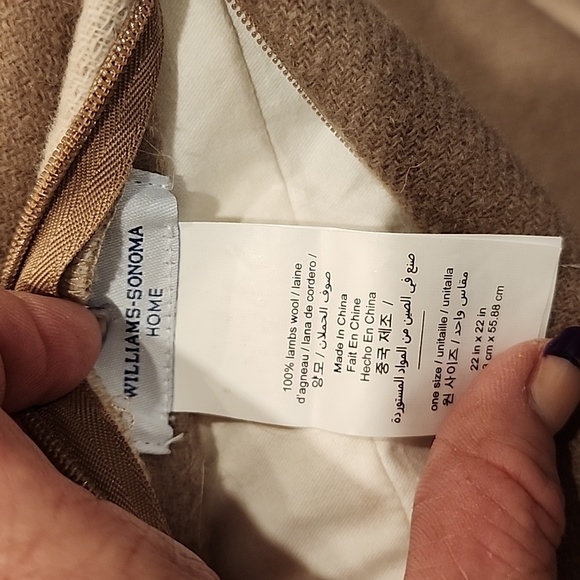 Willam Sonoma Home. New Forest Lambswool Throw and Matching Pillow. - Picture 11 of 12